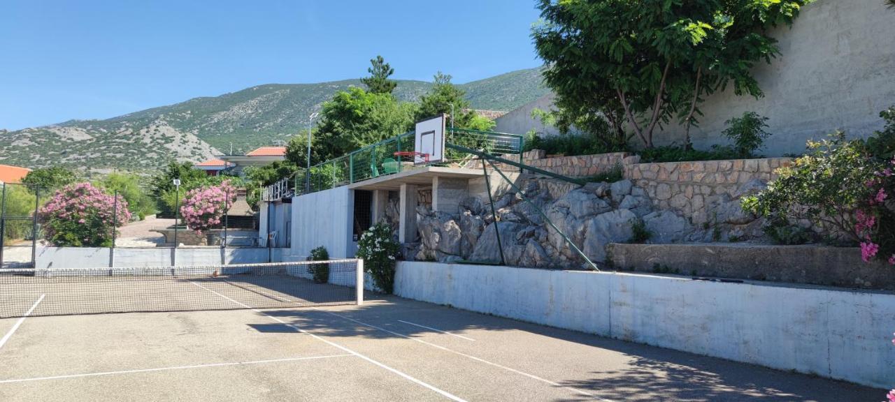 Resort Haus Toma Cesarica Bagian luar foto