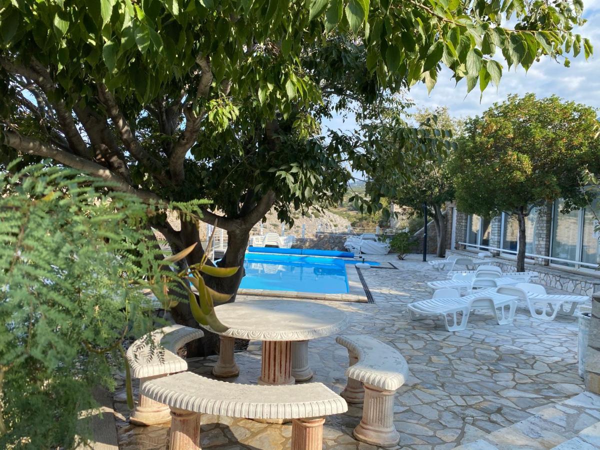 Resort Haus Toma Cesarica Bagian luar foto
